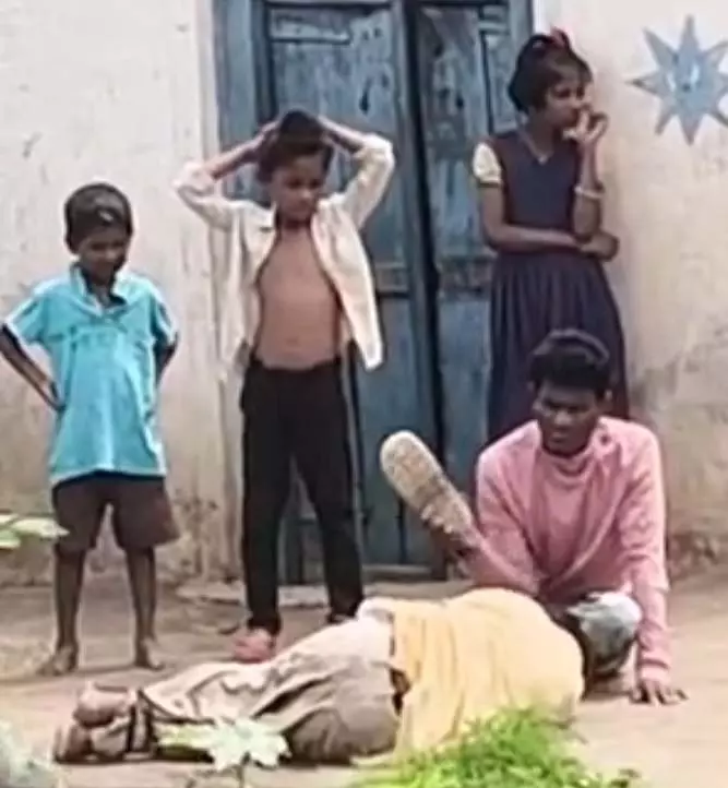 Belgaum : ग्राम पंचायत सदस्य ने दलाल को चप्पल से पीटा Belgaum : ग्राम पंचायत सदस्य ने दलाल को चप्पल से पीटा