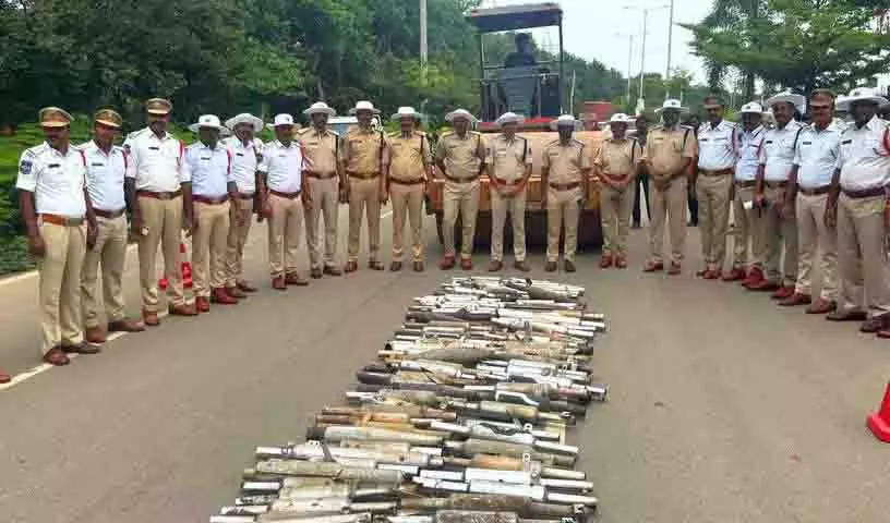 Colonies में मॉडिफाइड मोटरसाइकिल साइलेंसर से शांति भंग, निवासियों ने की सख्त कार्रवाई की मांग Colonies में मॉडिफाइड मोटरसाइकिल साइलेंसर से शांति भंग, निवासियों ने की सख्त कार्रवाई की मांग