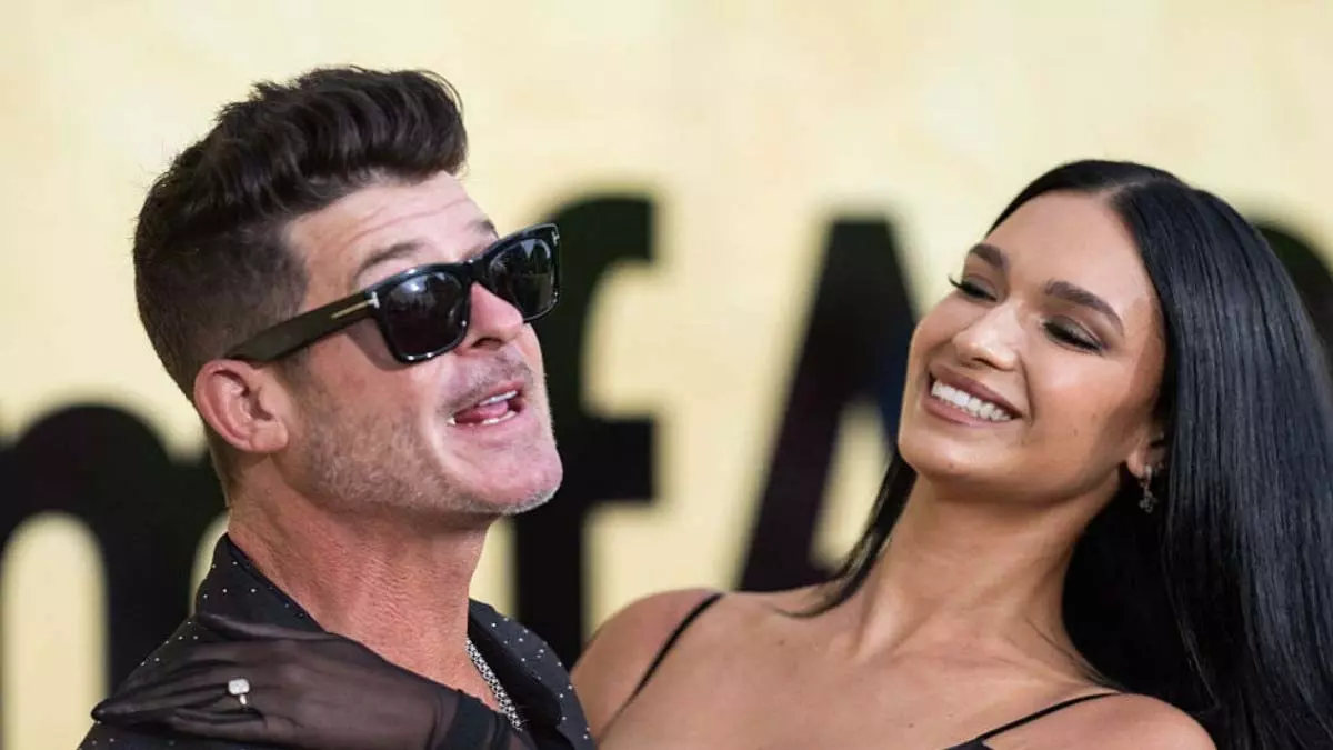 Robin Thicke ने सगाई के छह साल बाद अप्रैल लव गीरी से शादी की Robin Thicke ने सगाई के छह साल बाद अप्रैल लव गीरी से शादी की
