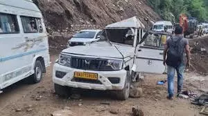 Rudraprayag: गौरीकुंड हाईवे पर हादसा, चट्टान गिरने से दो यात्रियों की मौत Rudraprayag: गौरीकुंड हाईवे पर हादसा, चट्टान गिरने से दो यात्रियों की मौत