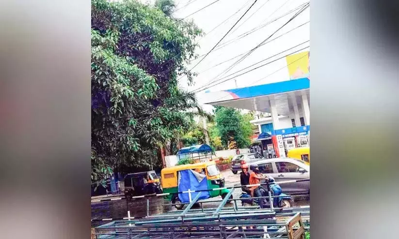 Kerala : पेड़ की टहनियां बिजली के तारों पर गिरी, यात्री भयभीत Kerala : पेड़ की टहनियां बिजली के तारों पर गिरी, यात्री भयभीत