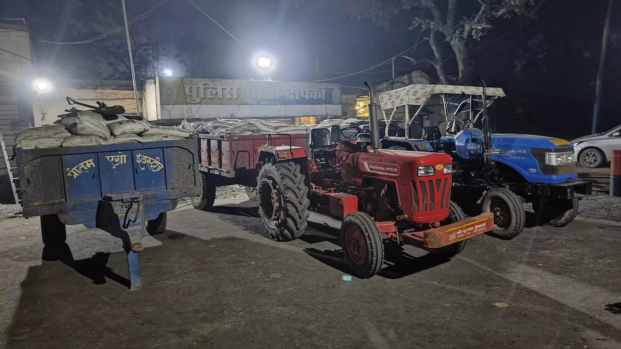 Panna: ट्रैक्टर चोरी कर भागे चोर, जंगल में छिपाई ट्रॉली; पुलिस ने मारा छापा Panna: ट्रैक्टर चोरी कर भागे चोर, जंगल में छिपाई ट्रॉली; पुलिस ने मारा छापा