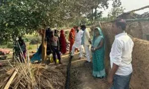 Azamgarh: आग से तबाह घर में कांग्रेस नेता अनिल यादव ने पहुंचाई मदद Azamgarh: आग से तबाह घर में कांग्रेस नेता अनिल यादव ने पहुंचाई मदद