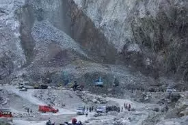 इंडोनेशिया में पत्थर की खदान ढहने से 10 लोगों की मौत इंडोनेशिया में पत्थर की खदान ढहने से 10 लोगों की मौत
