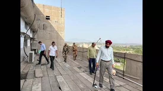 Chandigarh: हरियाणा सीएम हाउस को झूठी बम धमकी Chandigarh: हरियाणा सीएम हाउस को झूठी बम धमकी