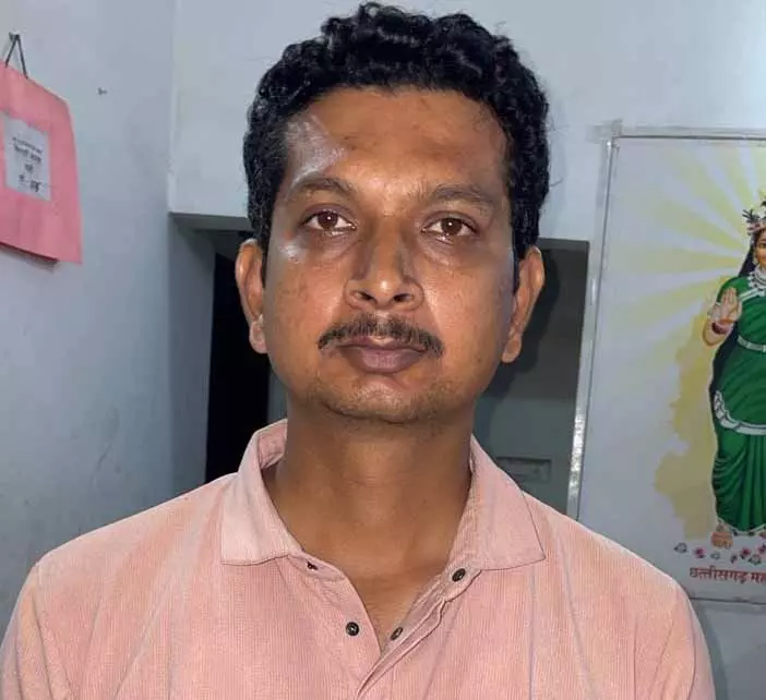 रायपुर पुलिस को मिली बड़ी सफलता, सांई प्रसाद प्रापर्टीज लिमिटेड कंपनी का फरार डायरेक्टर गिरफ्तार रायपुर पुलिस को मिली बड़ी सफलता, सांई प्रसाद प्रापर्टीज लिमिटेड कंपनी का फरार डायरेक्टर गिरफ्तार