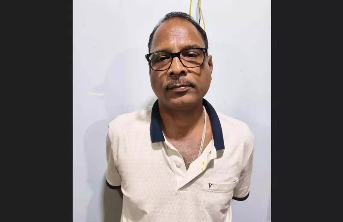Odisha : मुख्य अभियंता बैकुंठ सारंगी को 2.56 करोड़ नकद के साथ गिरफ्तार किया Odisha : मुख्य अभियंता बैकुंठ सारंगी को 2.56 करोड़ नकद के साथ गिरफ्तार किया