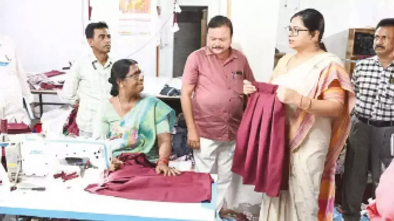 स्कूल यूनिफॉर्म गुणवत्तापूर्ण कपड़े से बनी होनी चाहिए DC स्कूल यूनिफॉर्म गुणवत्तापूर्ण कपड़े से बनी होनी चाहिए DC