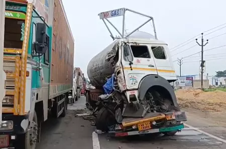 भीषण सड़क हादसा, ट्रक और टैंकर की टक्कर में चालक की मौत, किसकी लापरवाही? भीषण सड़क हादसा, ट्रक और टैंकर की टक्कर में चालक की मौत, किसकी लापरवाही?
