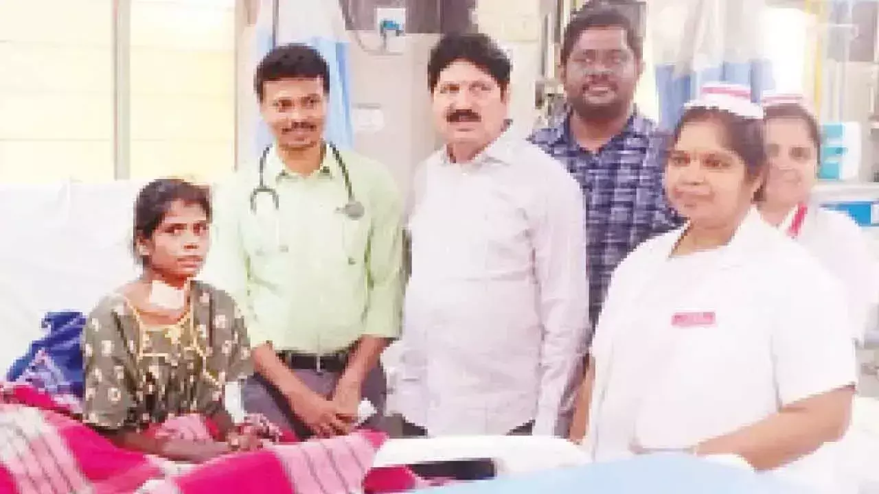 क्षेत्रीय Hospital की टीम ने 2 महीने वेंटिलेटर पर रहने के बाद महिला की जान बचाई क्षेत्रीय Hospital की टीम ने 2 महीने वेंटिलेटर पर रहने के बाद महिला की जान बचाई