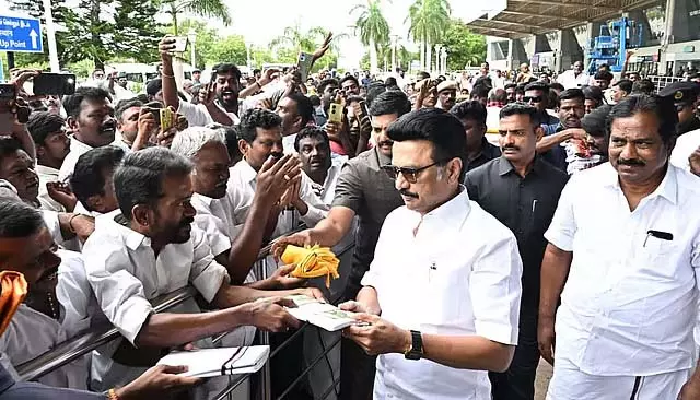 मुख्यमंत्री मदुरै पहुंचे! DMK सदस्यों ने उनका गर्मजोशी से स्वागत किया मुख्यमंत्री मदुरै पहुंचे! DMK सदस्यों ने उनका गर्मजोशी से स्वागत किया