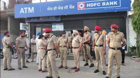 Phagwara: बैंक में घुसे लुटेरे, बंदूक दिखाकर लूटे ₹40 लाख Phagwara: बैंक में घुसे लुटेरे, बंदूक दिखाकर लूटे ₹40 लाख
