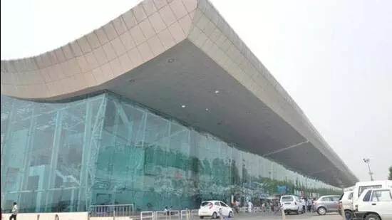 Amritsar एयरपोर्ट पर 41 हजार डॉलर जब्त Amritsar एयरपोर्ट पर 41 हजार डॉलर जब्त