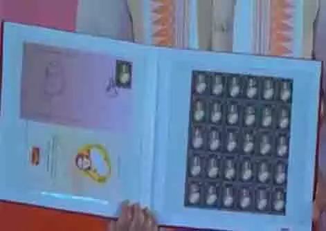 PM मोदी ने अहिल्याबाई की 300वीं जयंती के उपलक्ष्य में स्मारक सिक्का और डाक टिकट जारी किया PM मोदी ने अहिल्याबाई की 300वीं जयंती के उपलक्ष्य में स्मारक सिक्का और डाक टिकट जारी किया