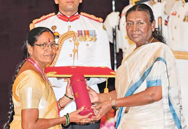Andhra : कुरनूल एएनएम को नाइटिंगेल पुरस्कार मिला Andhra : कुरनूल एएनएम को नाइटिंगेल पुरस्कार मिला