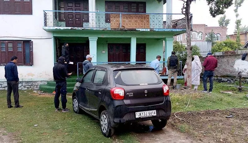J-K पुलिस की आतंकवाद रोधी शाखा ने कश्मीर में कई स्थानों पर छापेमारी की J-K पुलिस की आतंकवाद रोधी शाखा ने कश्मीर में कई स्थानों पर छापेमारी की