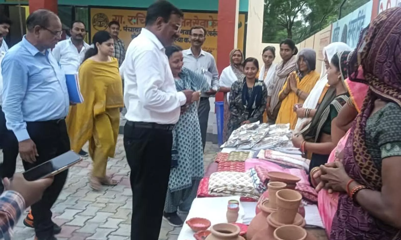 Nawabganj: निरीक्षण के दौरान विशेष सचिव महिला कल्याण को आंगनवाड़ी केंद्रों में मिलीं खामियां Nawabganj: निरीक्षण के दौरान विशेष सचिव महिला कल्याण को आंगनवाड़ी केंद्रों में मिलीं खामियां