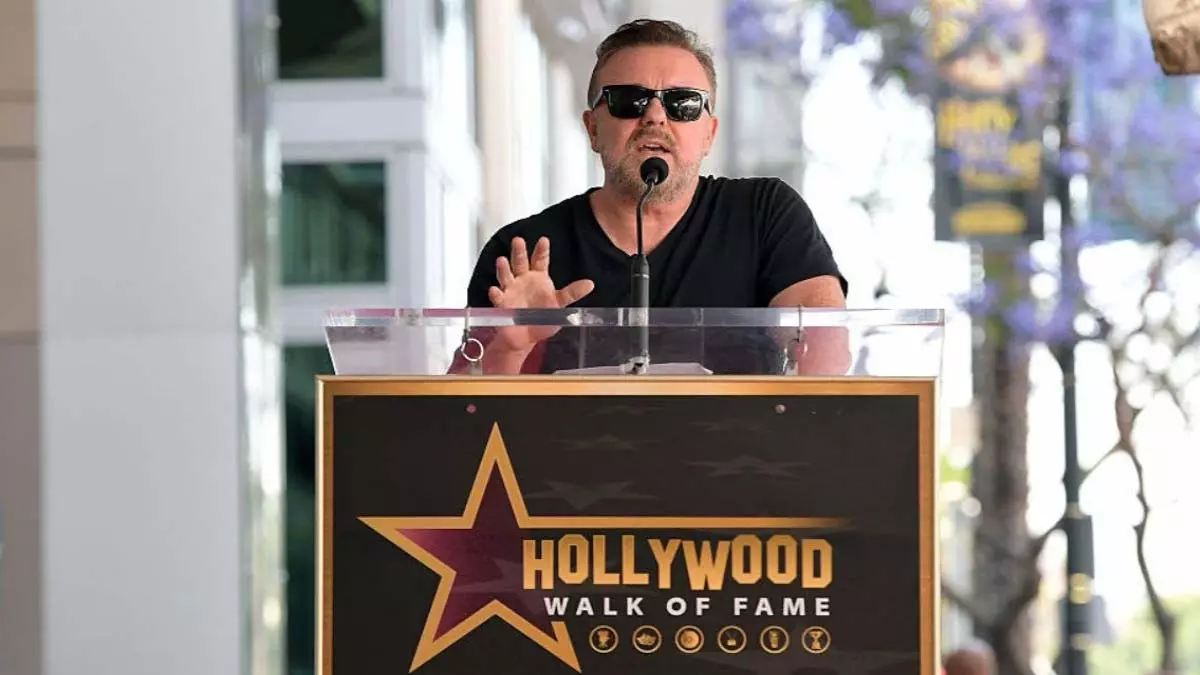 Ricky Gervais को वॉक ऑफ फेम स्टार से सम्मानित किया गया Ricky Gervais को वॉक ऑफ फेम स्टार से सम्मानित किया गया