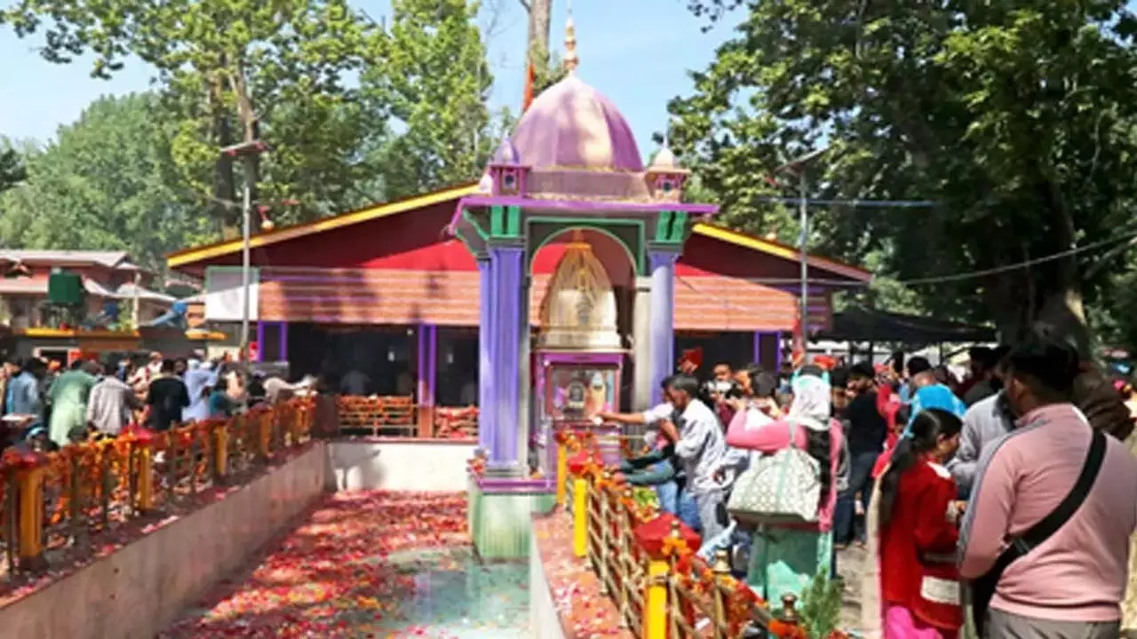 जम्मू-कश्मीर: खीर भवानी उत्सव के लिए पर्याप्त सुरक्षा व्यवस्था जम्मू-कश्मीर: खीर भवानी उत्सव के लिए पर्याप्त सुरक्षा व्यवस्था