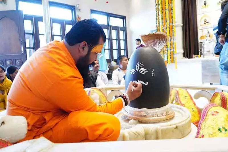 Ludhiana: व्यवसायी हर सोमवार को बिना चूके शिवलिंग का श्रृंगार करता Ludhiana: व्यवसायी हर सोमवार को बिना चूके शिवलिंग का श्रृंगार करता