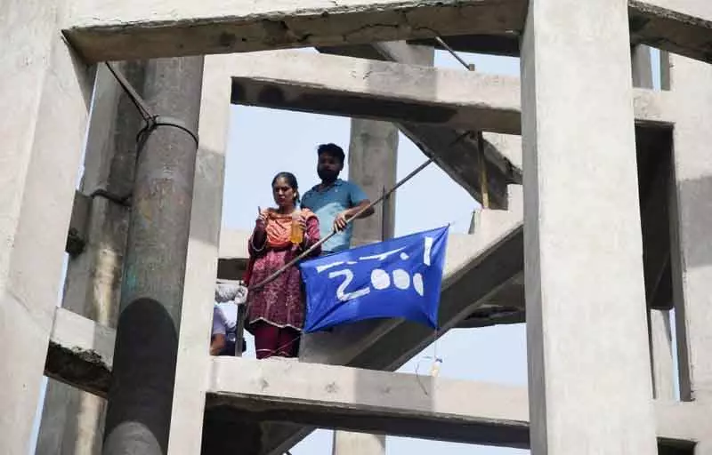 Ludhiana: सरकार के खिलाफ विरोध प्रदर्शन में शिक्षक पानी की टंकी पर चढ़े Ludhiana: सरकार के खिलाफ विरोध प्रदर्शन में शिक्षक पानी की टंकी पर चढ़े