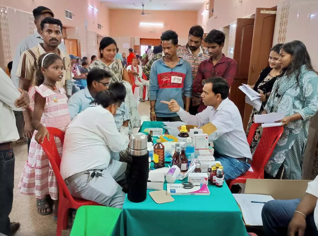 सारंगढ़ के विशेष शिविर में चिरायु योजना से हुआ बच्चों की जांच सारंगढ़ के विशेष शिविर में चिरायु योजना से हुआ बच्चों की जांच