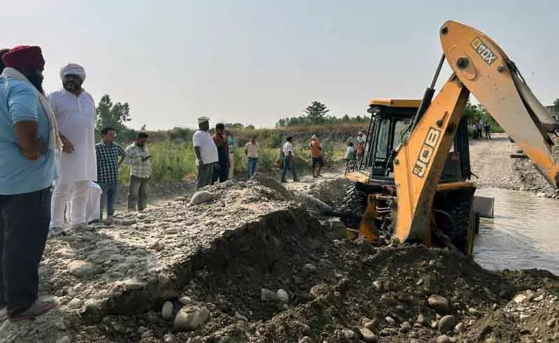 Fatehpur MLA ने ब्यास नदी में अवैध खनन पर कार्रवाई की Fatehpur MLA ने ब्यास नदी में अवैध खनन पर कार्रवाई की
