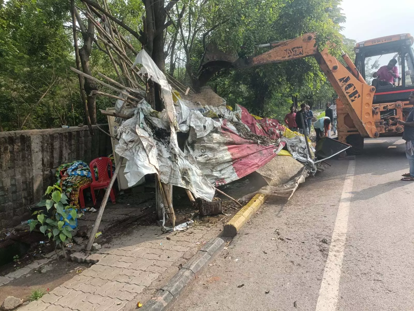 टीम प्रहरी का अतिक्रमण विरोधी अभियान तेज, गुमटियों पर चला बुलडोजर टीम प्रहरी का अतिक्रमण विरोधी अभियान तेज, गुमटियों पर चला बुलडोजर