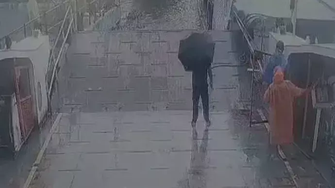 Water metro का संतुलन बिगड़ा, तेज बहाव के चलते रो-रो फेरी से टकराई Water metro का संतुलन बिगड़ा, तेज बहाव के चलते रो-रो फेरी से टकराई