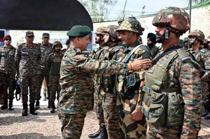 सेना प्रमुख ने Sunderbani सेक्टर का दौरा किया, ऑपरेशनल तैयारियों का जायजा लिया सेना प्रमुख ने Sunderbani सेक्टर का दौरा किया, ऑपरेशनल तैयारियों का जायजा लिया