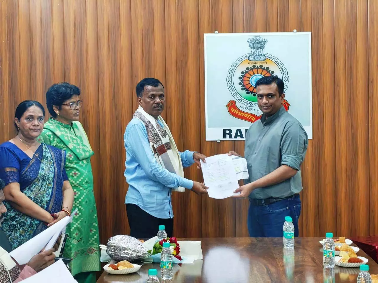 रायगढ़ पुलिस के तीन पुलिस अधिकारी हुए सेवानिवृत्त, SP ने दी बधाई रायगढ़ पुलिस के तीन पुलिस अधिकारी हुए सेवानिवृत्त, SP ने दी बधाई