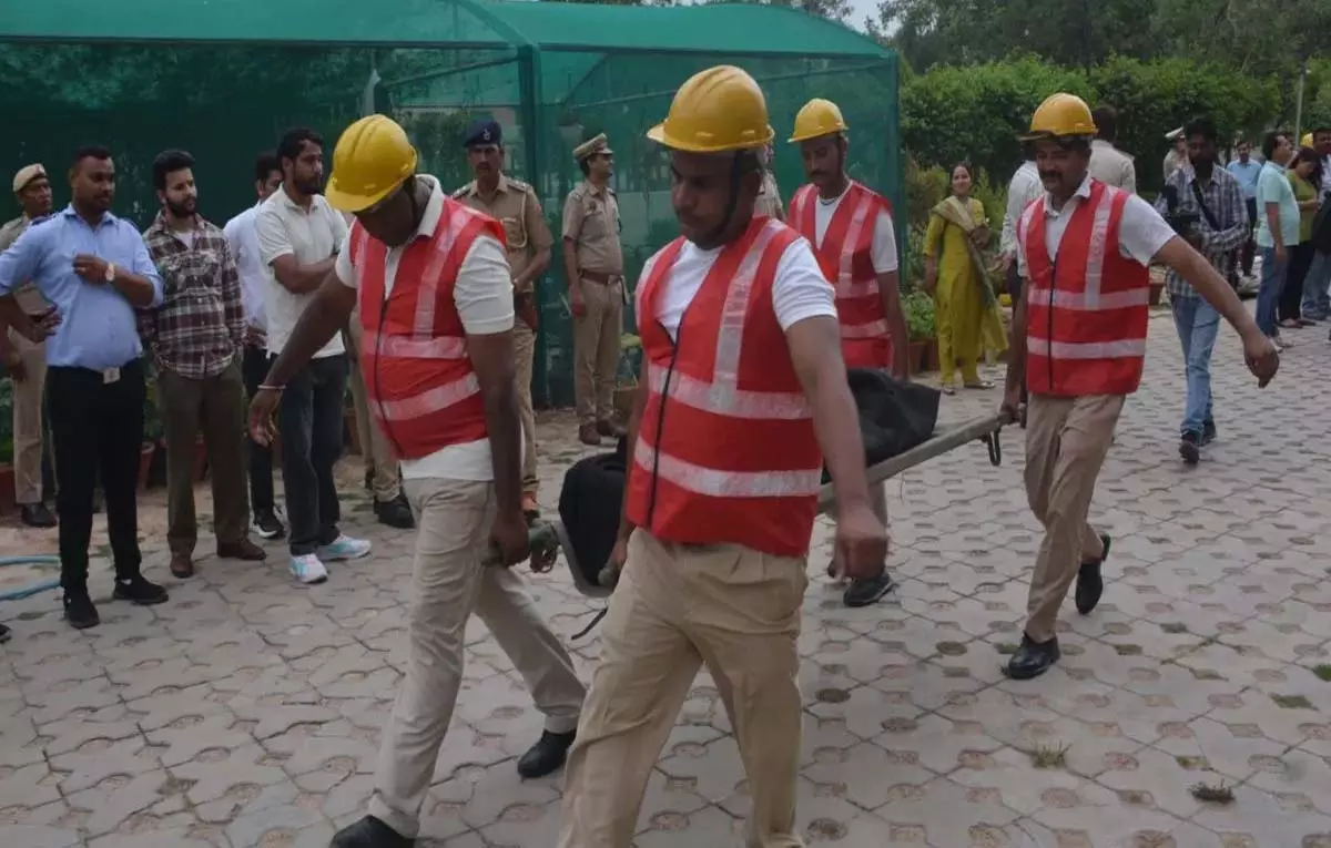 Panchkula में मॉक ड्रिल, सायरन पर अलर्ट हुई टीम, फंसे लोगों को बचाया Panchkula में मॉक ड्रिल, सायरन पर अलर्ट हुई टीम, फंसे लोगों को बचाया