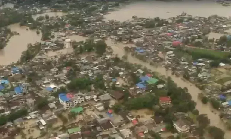 Manipur : इंफाल नदी में दरार, इंफाल पूर्व में सैकड़ों लोग बेघर Manipur : इंफाल नदी में दरार, इंफाल पूर्व में सैकड़ों लोग बेघर