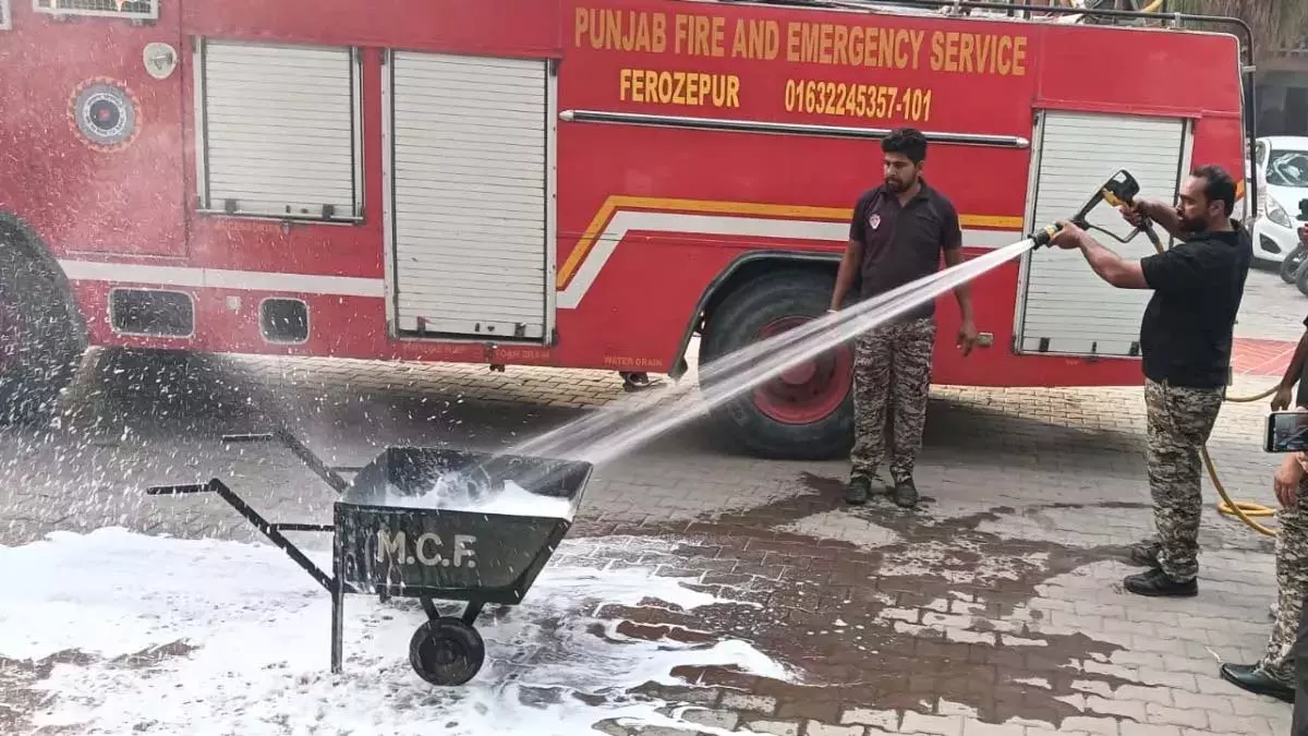 Pakistan बॉर्डर से सटे राज्यों में मॉक ड्रिल, सायरन बजते ही शुरू हुआ रेस्क्यू Pakistan बॉर्डर से सटे राज्यों में मॉक ड्रिल, सायरन बजते ही शुरू हुआ रेस्क्यू