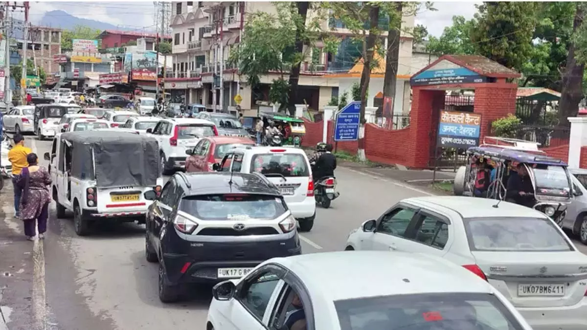 चार साल से अटका Dehradun ट्रैफिक प्लान, अब डीएम ने संभाली कमान चार साल से अटका Dehradun ट्रैफिक प्लान, अब डीएम ने संभाली कमान