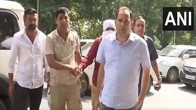 Delhi :पुलिस ने पाकिस्तानी आतंकियों को भारतीय सिम कार्ड भेजने के आरोप में एक और व्यक्ति को गिरफ्तार किया Delhi :पुलिस ने पाकिस्तानी आतंकियों को भारतीय सिम कार्ड भेजने के आरोप में एक और व्यक्ति को गिरफ्तार किया