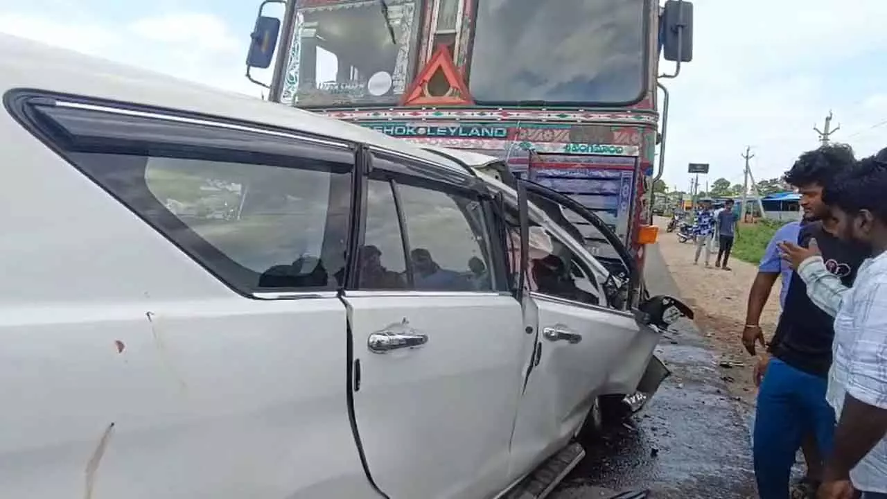 पुणे में कार ने मारी टक्कर, 9 घायल पुणे में कार ने मारी टक्कर, 9 घायल