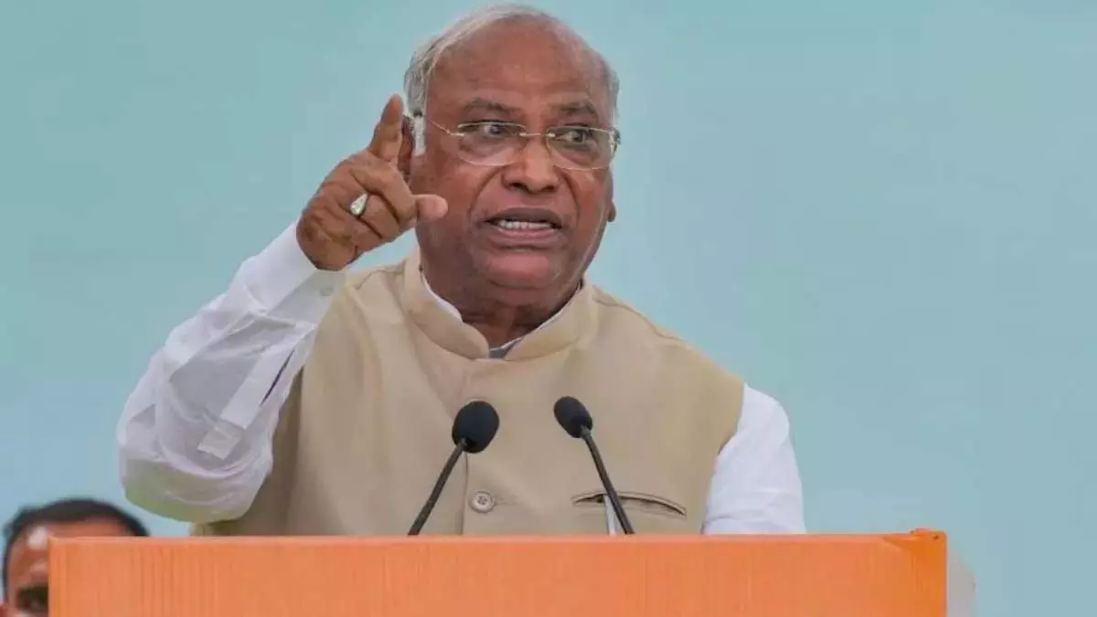 CDS बयान पर कांग्रेस का हमला, खरगे ने मांगा विशेष सत्र CDS बयान पर कांग्रेस का हमला, खरगे ने मांगा विशेष सत्र