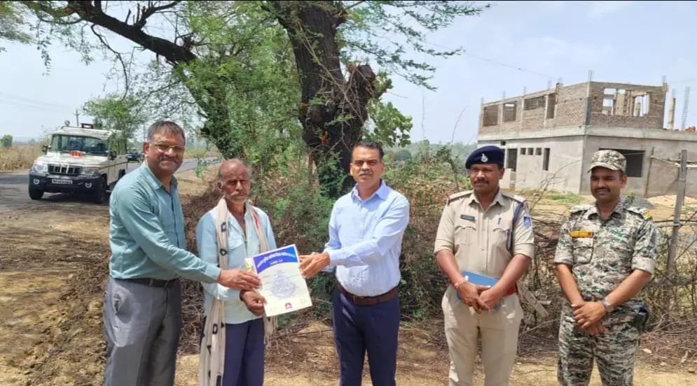 Kidnapping की घटना का सुराग देने वाले मजदूर हुए पुरुस्कृत Kidnapping की घटना का सुराग देने वाले मजदूर हुए पुरुस्कृत