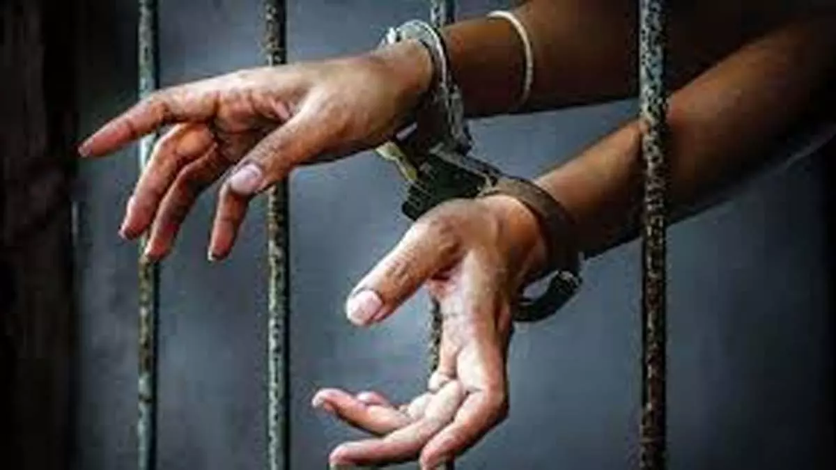 Ghaziabad : नाबालिग को बहलाकर ले जाने पर आरोपी को 7 साल की सजा, 20 हजार जुर्माना Ghaziabad : नाबालिग को बहलाकर ले जाने पर आरोपी को 7 साल की सजा, 20 हजार जुर्माना