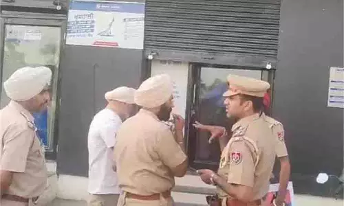 Punjab: दिनदहाड़े बंदूक की नोक पर HDFC बैंक में डकैती, अफरा-तफरी Punjab: दिनदहाड़े बंदूक की नोक पर HDFC बैंक में डकैती, अफरा-तफरी