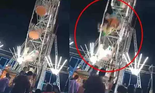 Up News: झूला टूटने से अफरातफरी, 6 लोग घायल Up News: झूला टूटने से अफरातफरी, 6 लोग घायल
