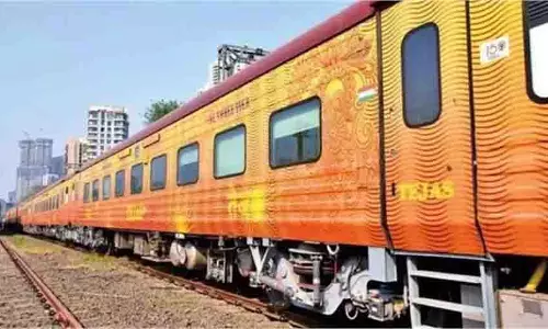 Prayagraj: ट्रैक पर पत्थर रखकर तेजस एक्सप्रेस को पलटाने की साजिश