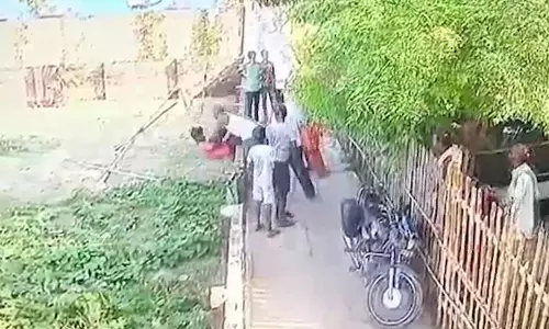 हाथापाई के दौरान रिटायर्ड रेलकर्मी की मौत, युवक पर गला दबाने का आरोप