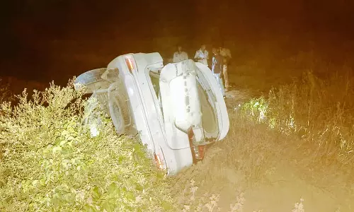 कार खाई में पलटी Video, 5 बारातियों की मौत