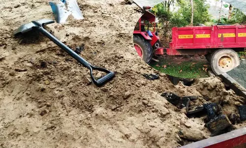 रेत की आड़ में कोयला परिवहन, ट्रैक्टर जब्त रेत की आड़ में कोयला परिवहन, ट्रैक्टर जब्त