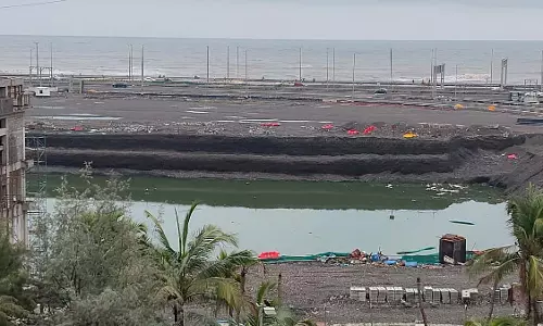 BMC के तटीय सड़क विभाग ने L&T को ब्रीच कैंडी में खतरनाक वर्षा जल से भरे गड्ढे को भरने का आदेश दिया