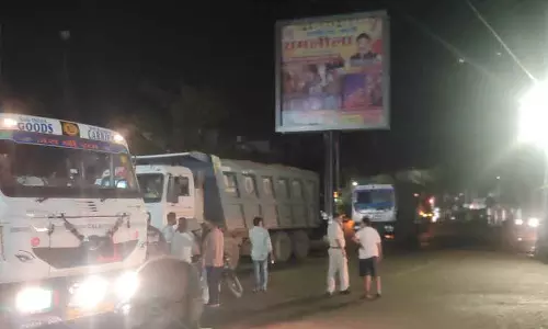 गोबरा नवापारा में आधी रात चक्काजाम, रेत लोड हाईवा को ग्रामीणों ने रोका गोबरा नवापारा में आधी रात चक्काजाम, रेत लोड हाईवा को ग्रामीणों ने रोका
