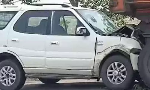 टाटा सफारी हादसे का शिकार, पिता-पुत्र की हालत नाजुक