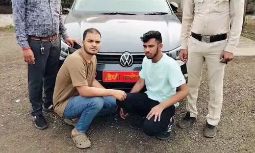 कार में डिप्टी कलेक्टर का नेम प्लेट लगाकर प्रेमिका के पास पहुंचा युवक, गिरफ्तार कार में डिप्टी कलेक्टर का नेम प्लेट लगाकर प्रेमिका के पास पहुंचा युवक, गिरफ्तार